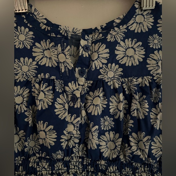 Lovely floral dress, Oshkosh with button detail in the front - Picture 2 of 4